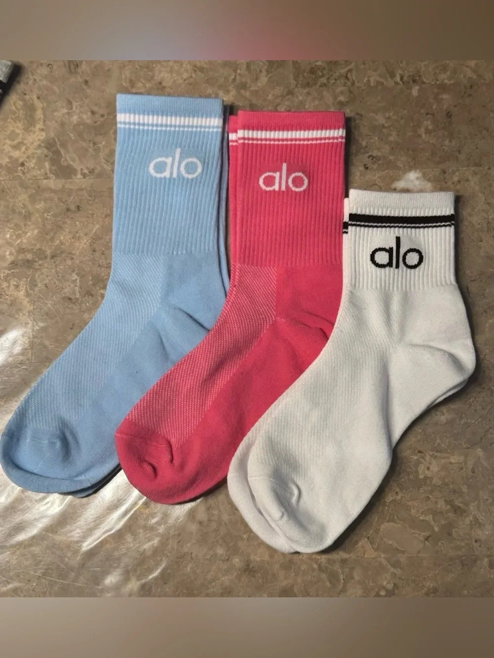 Women’s Alo Socks 3 pairs Packaging states size Large but they fit sizes 6-11